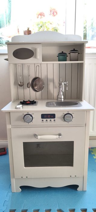 Bucătărie din lemn pentru copii –  design modern  Alb