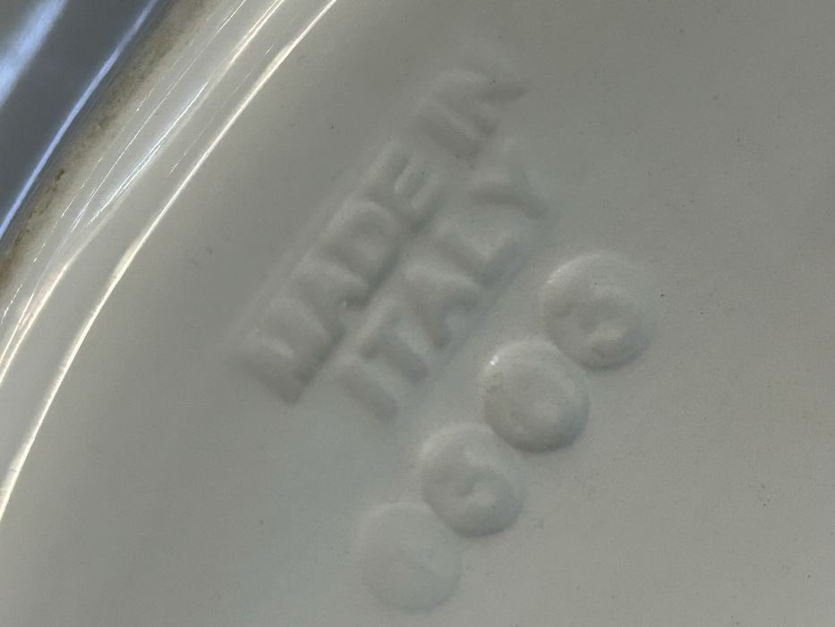 Италианска красива порцеланова чиния с релефни цветя