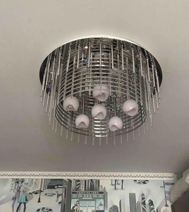 Продам люстру в комнату