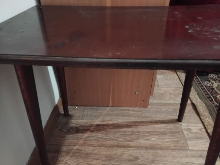 Стол ибанитовый литой