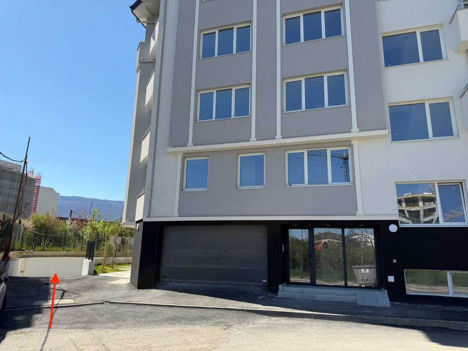 Подземен двоен гараж с ток и електромер (паркиране един зад друг)