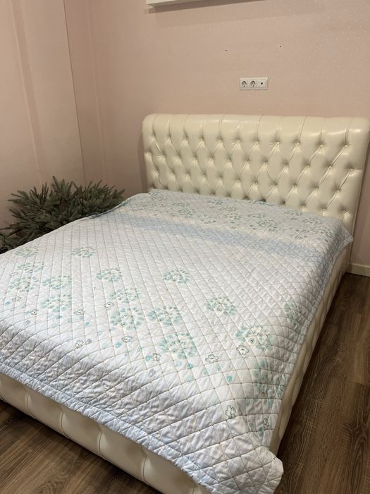 Продается двухспальная кровать с матрасом.