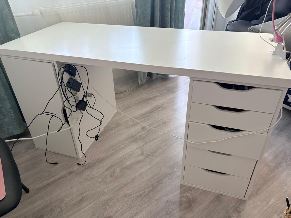 Vand masa de unghi + 2 scaune + materiale unghi