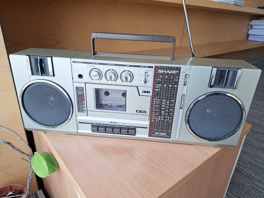 Стерео радиокасетофон Sharp GF-7300HG. Всичко работи, като нов.