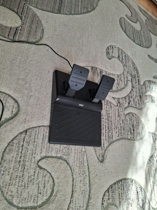 Volan de jocuri pt ps 5 ps 4 si PC are pedale si se prinde de birou