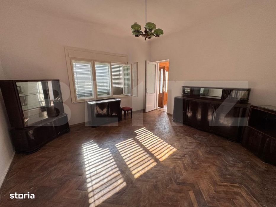 Casa spatioasa cu 6 camere, teren 700 mp, garaj si terasa