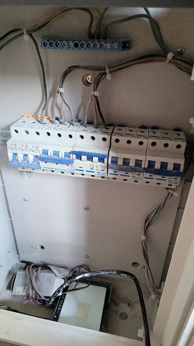 Продавам трифазно Ел. Табло и строителни калорифери