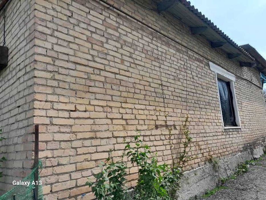 Продается дом с земельным  участком 12 соток.