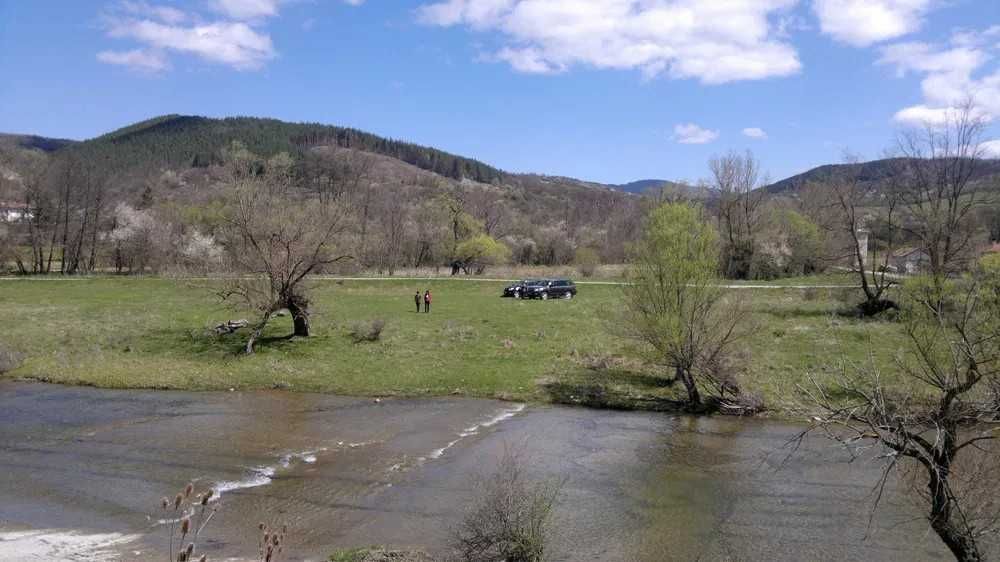 Продавам 7дка на брега на Златаришка река, на 5км от Елена.