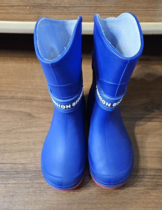 Продам резиновые сапоги на мальчика