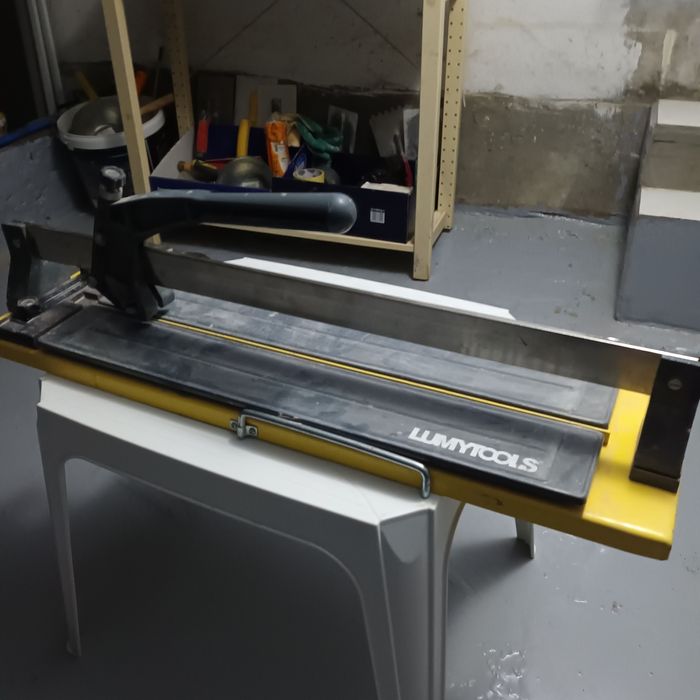 Masina de taiat faianta  cu șina