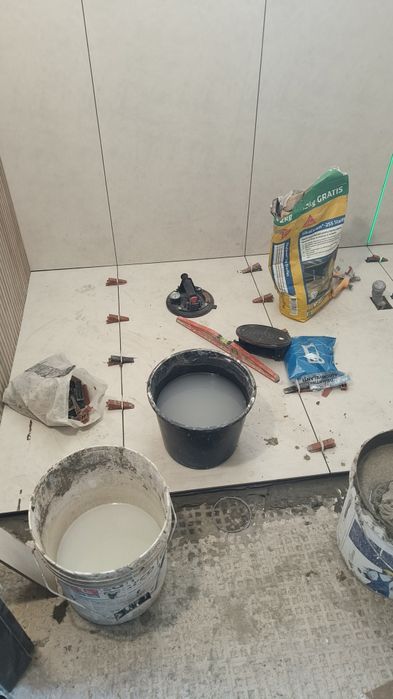 Execut lucrări de amenajări interioare  gresie faianță zugrăvit parchet montaj uși interioare glet  rigips etc
