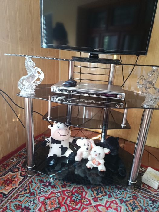 Стеклянная подставка для тв
