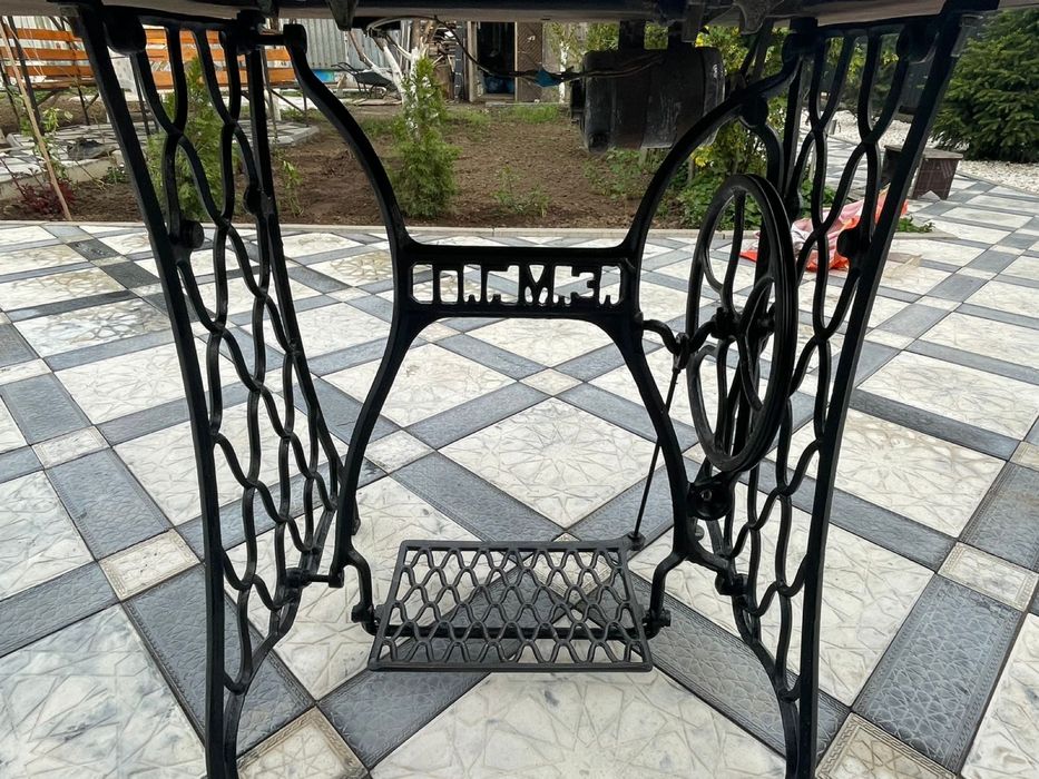 Антикварная швейная машина