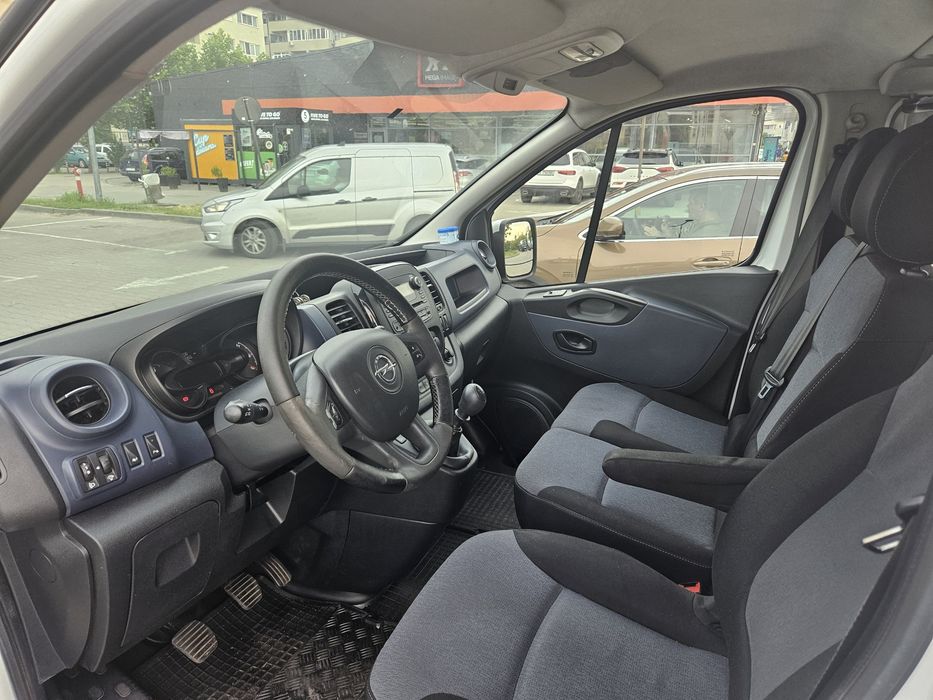 Opel Vivaro 6 locuri si marfa