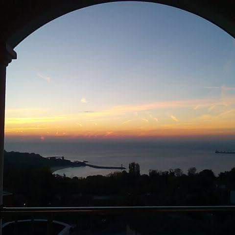 Продава се Тристаен апартамент в Варна, м-т Траката - 95 кв.м за 1074 €/кв.м - Снимка #2