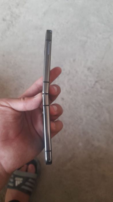 Z flip 4 8+8/256 sotladi ofitsalni