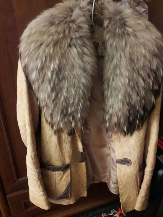 Продаю женскую кожаную куртку.