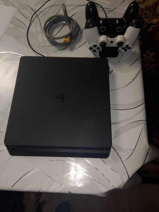 PS 4 slim в идеальном состоянии
