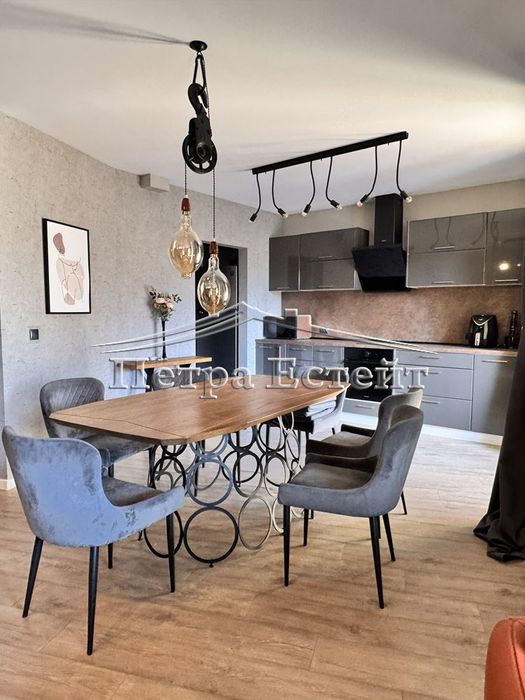 Продава се Тристаен апартамент в Варна, Бриз - 178 кв.м за 1143 €/кв.м - Снимка #1