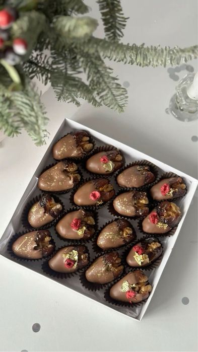 Клубника и ягоды в шоколаде