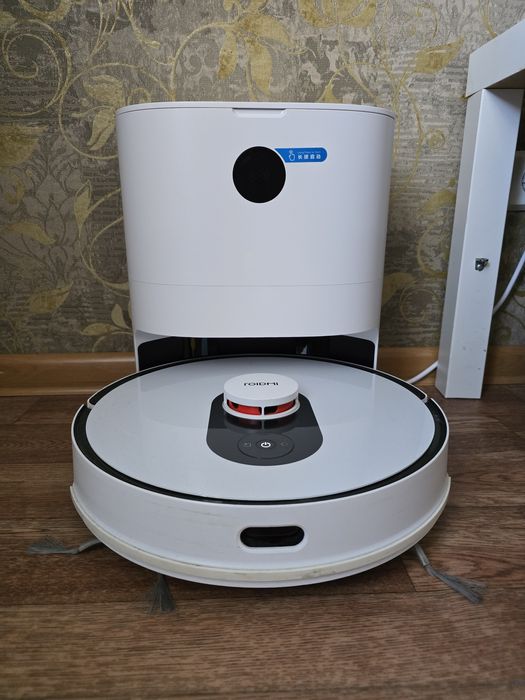 Робот пылесос со станцией самоочистки