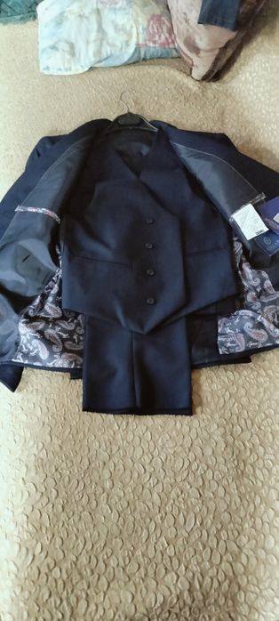 Костюм тройка продам.