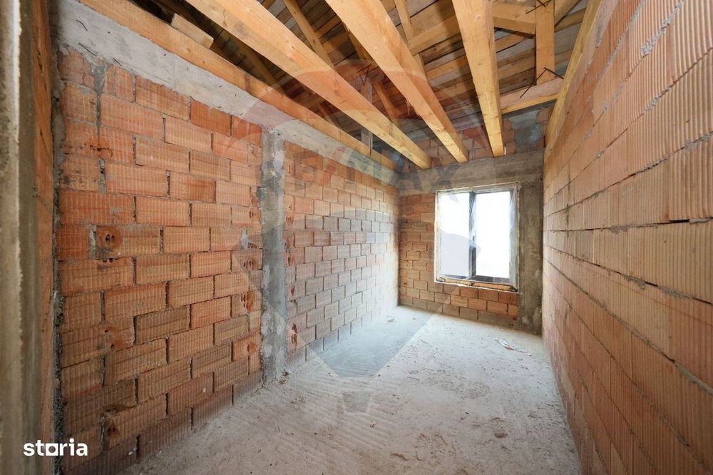 Duplex  la roșu cu 2 apartamente - 6 camere, terase generoase și curte