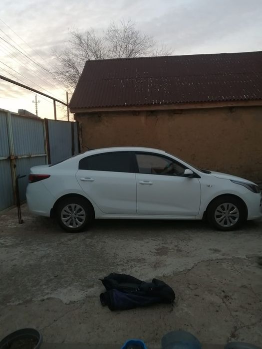 Продам машину киа белый