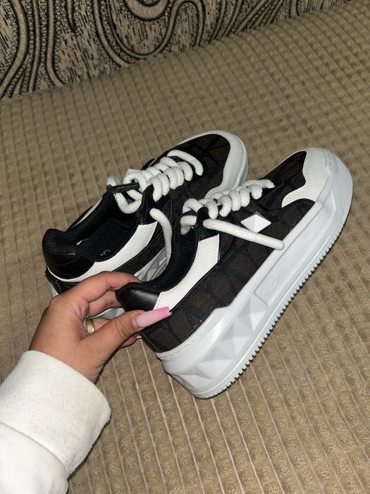 Adidasi Valentino