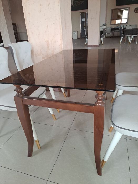 Продаеться столы стеклянные деваны стулья белые и коричневые  и бар