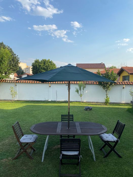 Градинска маса със столове и чадър
