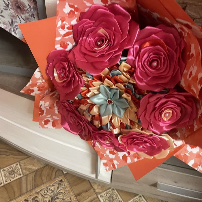 Acest buchet este din satin