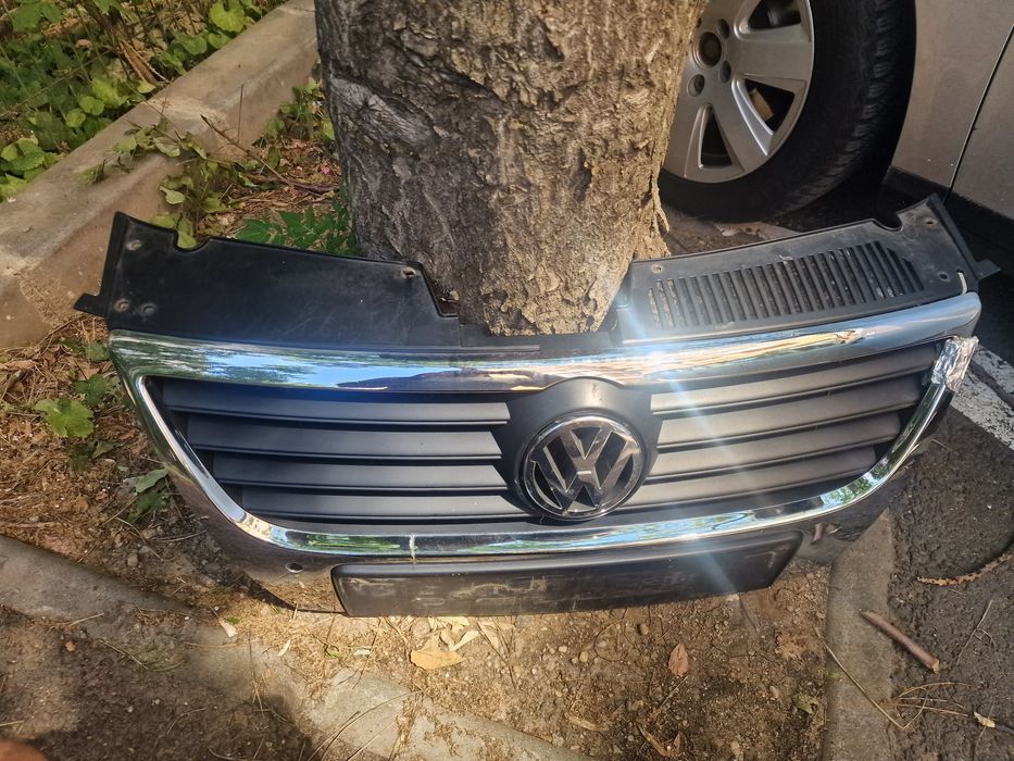 grila cu defect radistor originala passat b6 cu emblema, gauri de senz