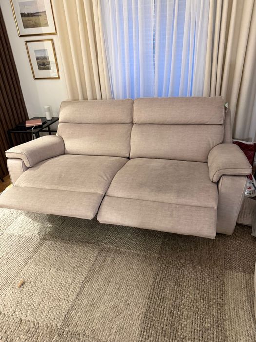 Canapea cu recliner.