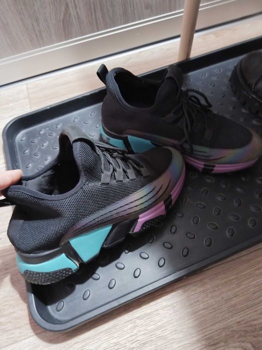 Продам женские кроссовки