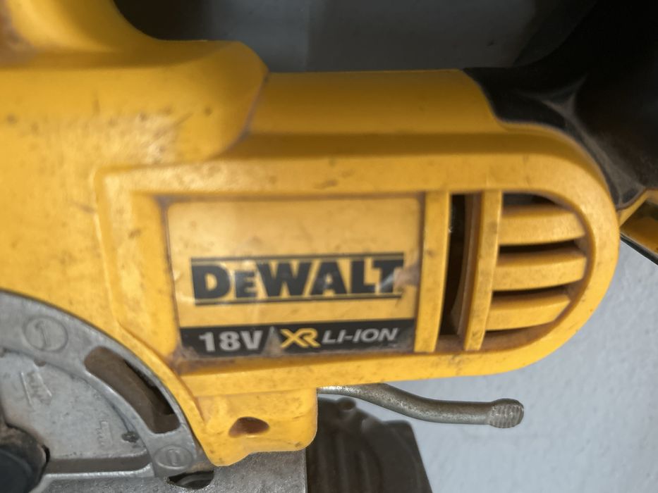 Fierastrau pendular dewalt cu baterie de 5mAh si incarcator