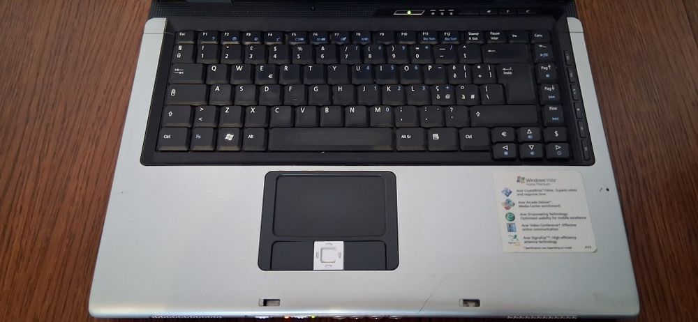 Laptop marca Acer, gri