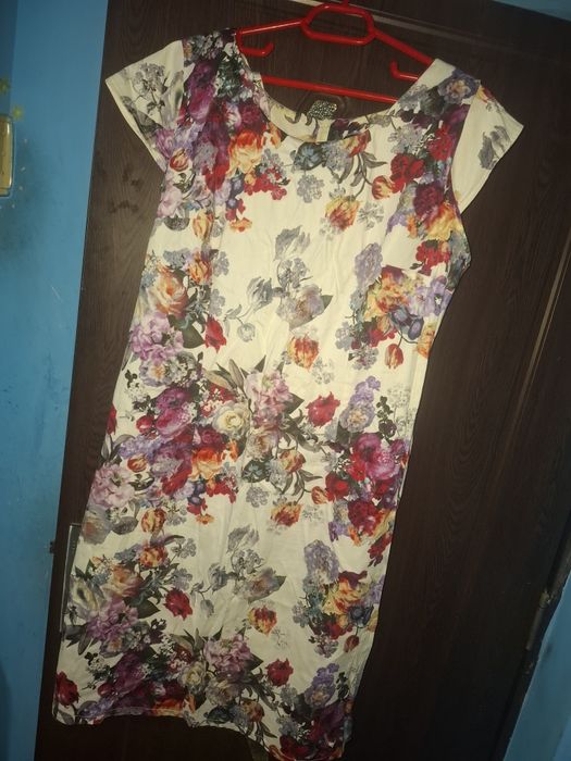 Rochii de ocazie purtate 1 de 2 ori sunt in stare foarte bună