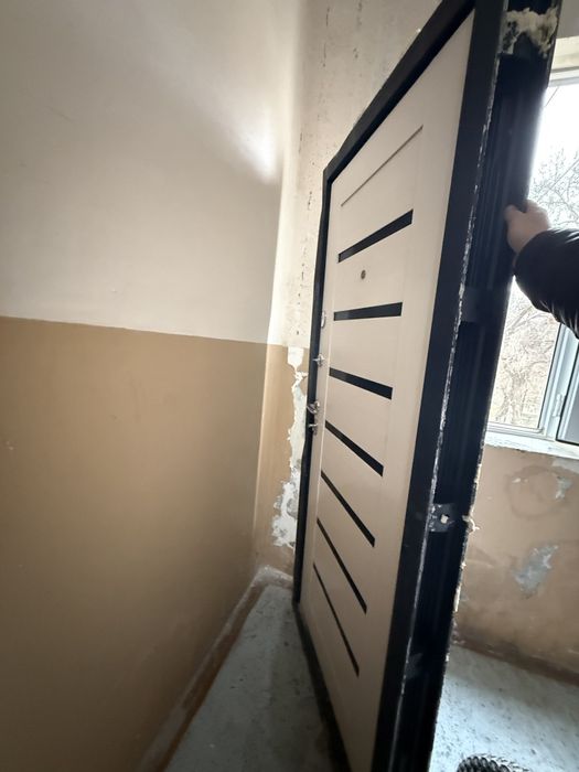 Продаю дверь входную, 1 петля сломана
