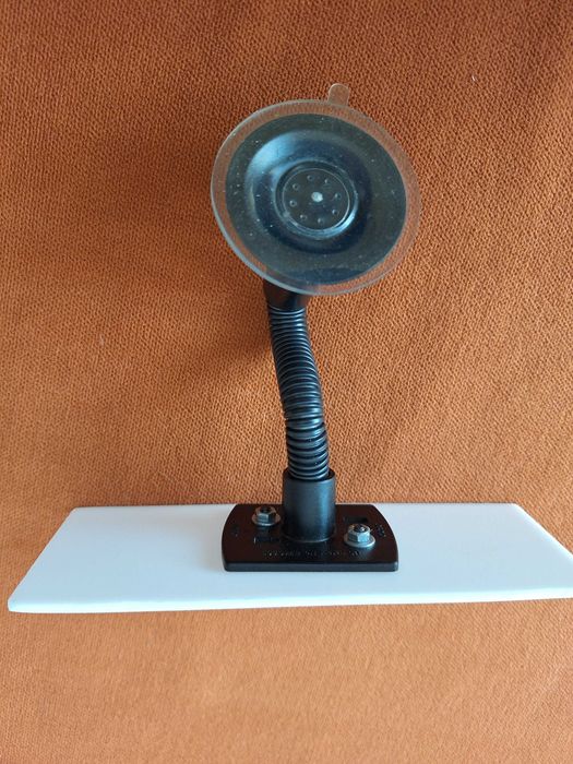Braț flexibil cu ventuză Herbert Richter (HR), utilizat frecvent în mașini pentru montarea dispozitivelor GPS, a telefoanelor  a tabletelor pe parbriz