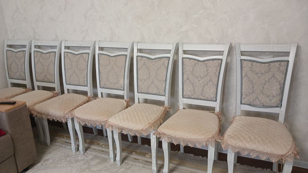 Стол и стулья в хорошем состоянии