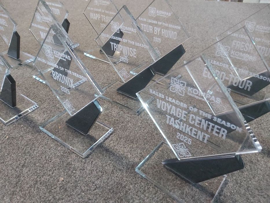 Статуэтки, награды из стекла, кристаллы, сувениры из стекла.