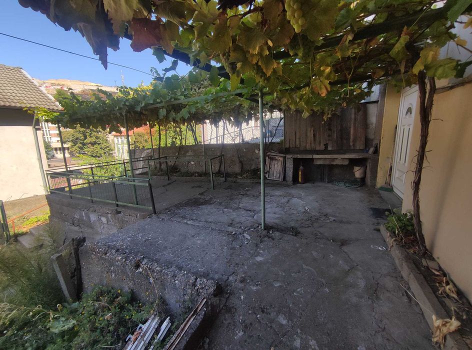 Продават се първи и трети етаж от къща