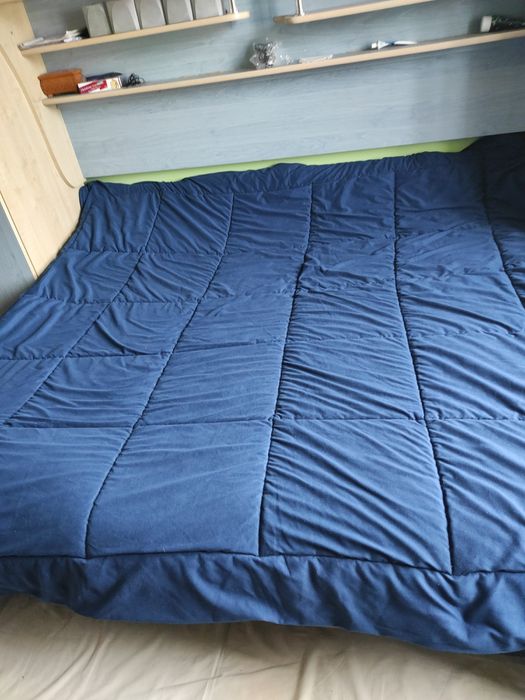 Plapumă pentru pat de dimensiuni mari, 2.40/2.20cm.
Produs adus din import de foarte bună calitate.