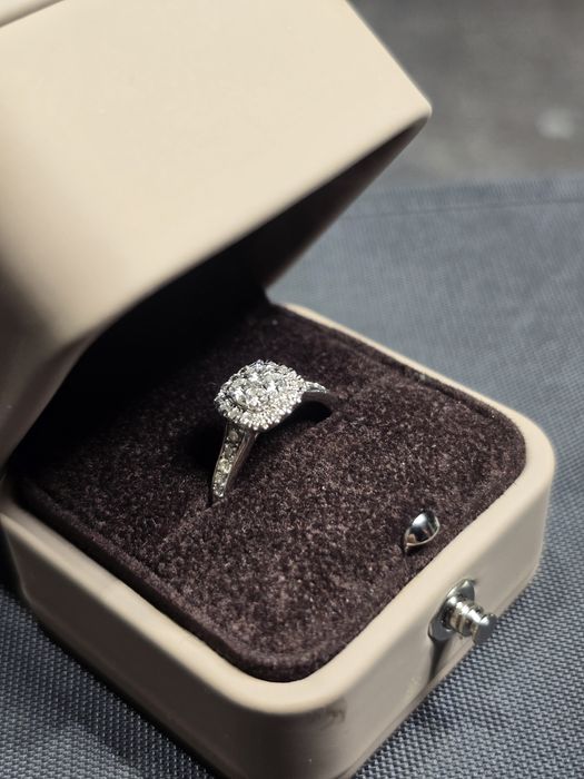 Inel logodna Teilor din aur alb cu diamante naturale