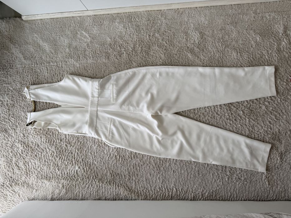 GUESS MARCIANO Елегантен бял гащеризон със златен детайл | размер 40