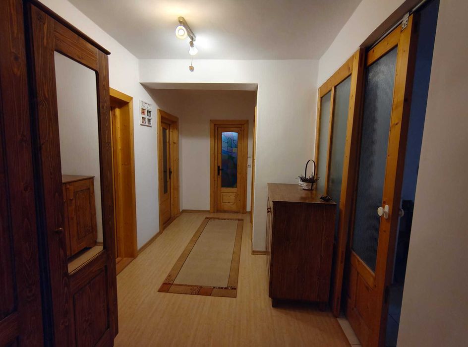 Apartament cu 3 camere de închiriat