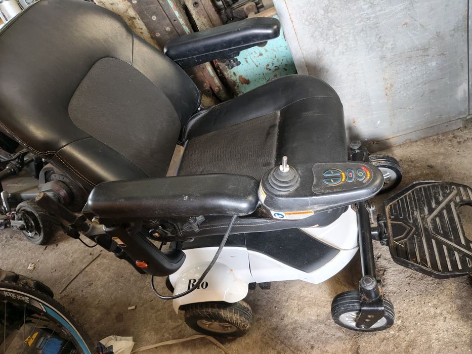 Cărucior electric persoane cu dizabilitati