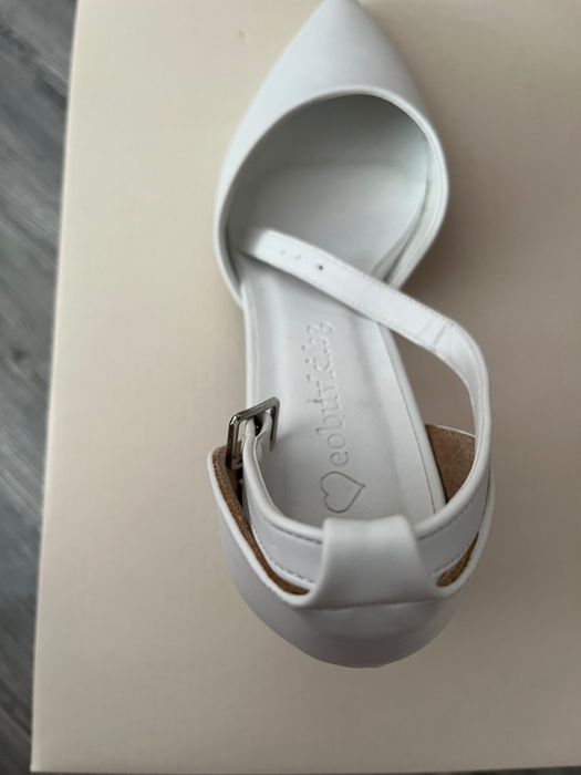 Бели обувки с ток НОВИ